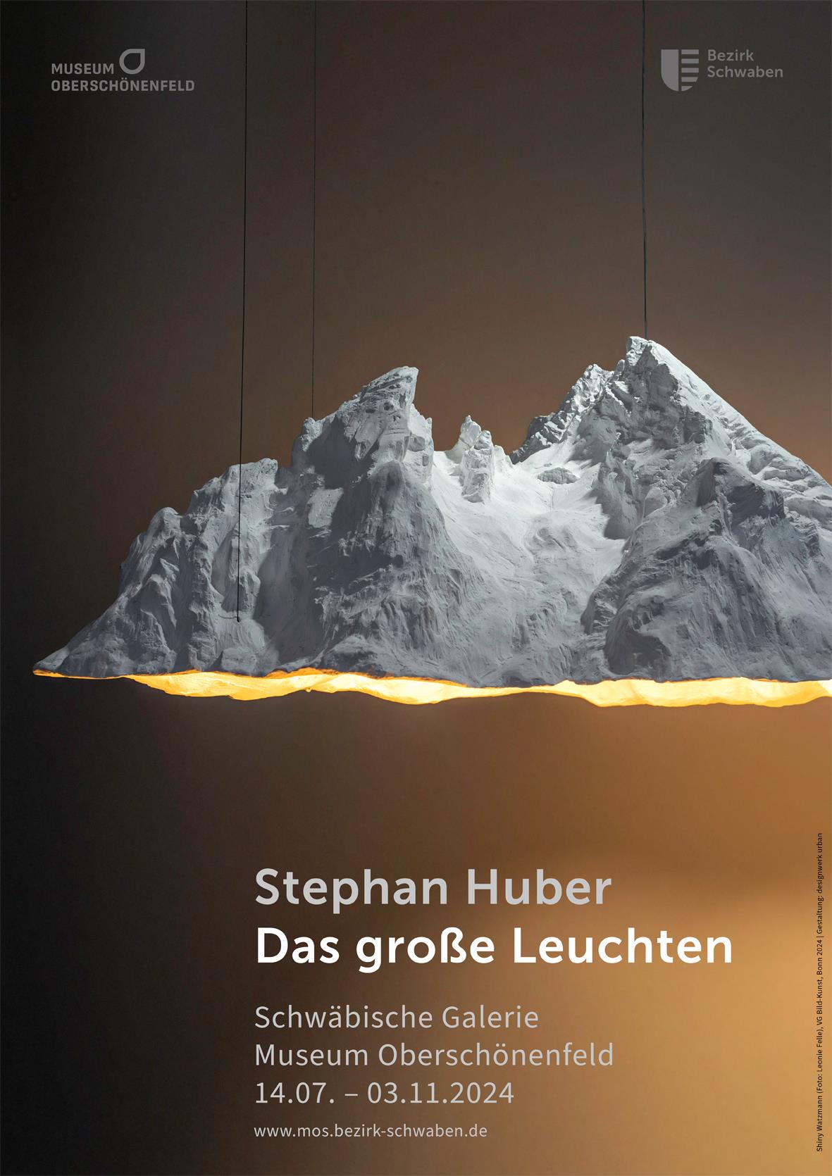 Ausstellungsplakat mit Foto einer Bergskulptur als Leuchte