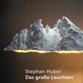 Ausstellungsplakat mit Foto einer Bergskulptur als Leuchte