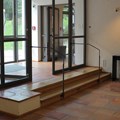 Ausstellungsraum im EG mit zwei Stufen