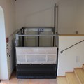 Treppenlift am oberen Eingang zur Überwindung der 4 Stufen 