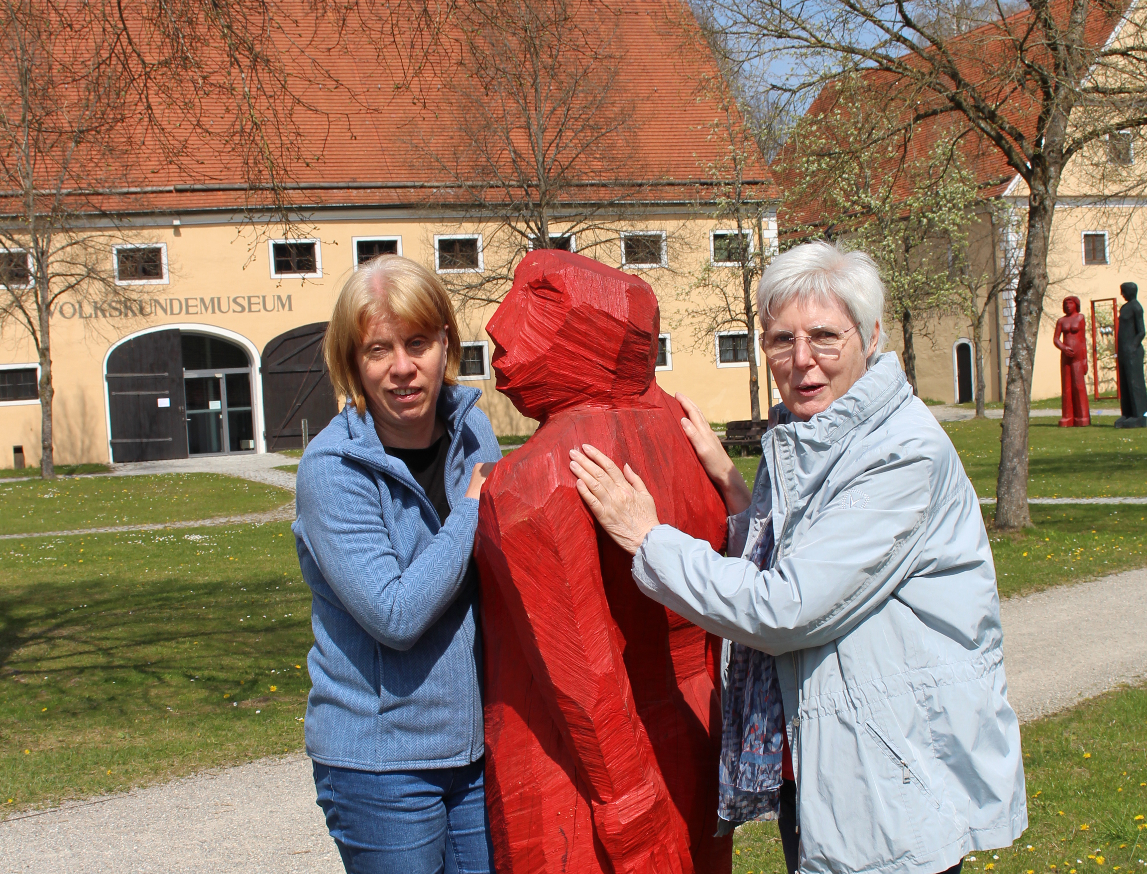 Zwei Besucherinnen ertasten eine Skulptur