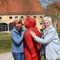 Zwei Besucherinnen ertasten eine Skulptur