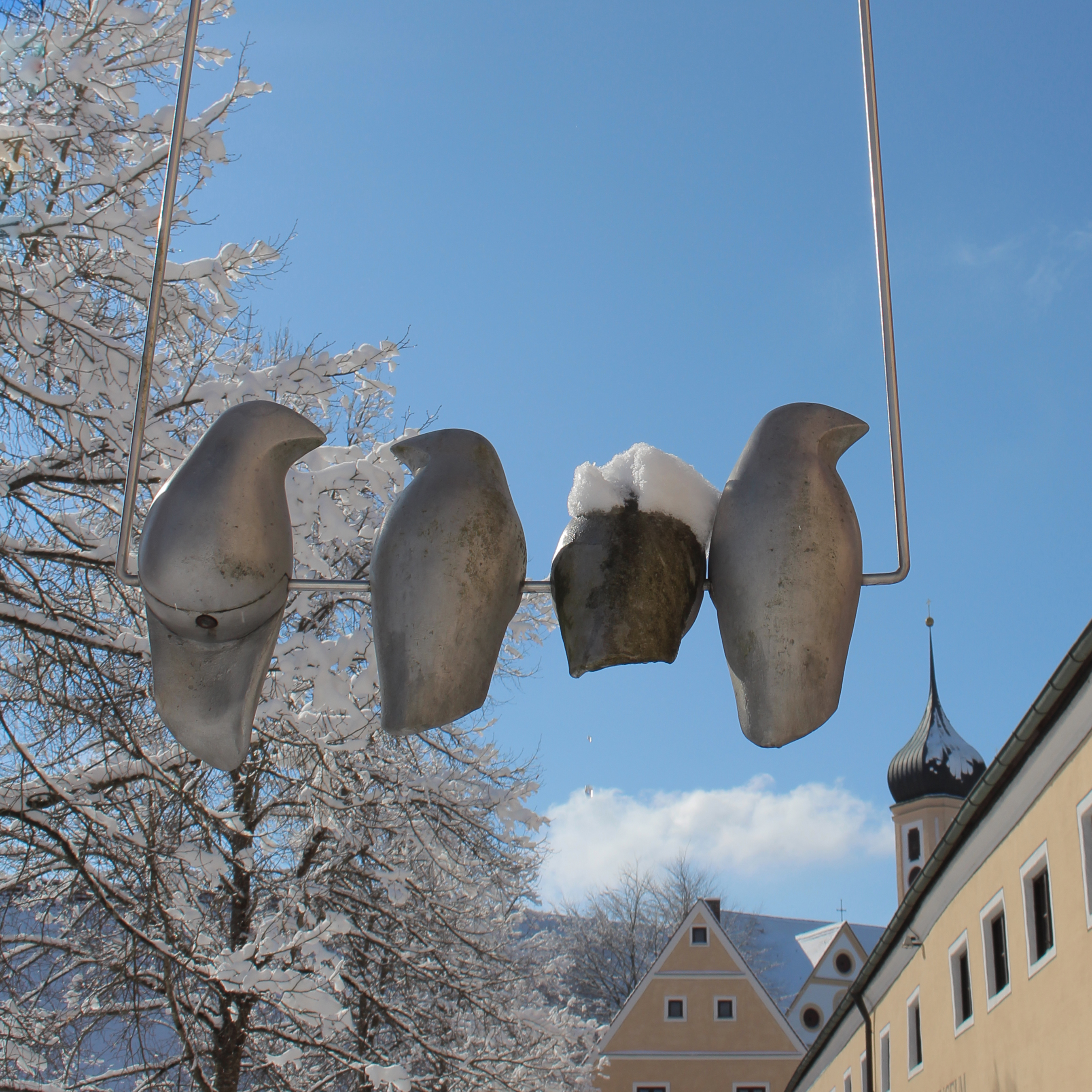 4 sitzende Vögel aus Metall