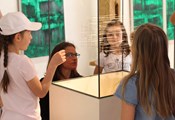 Familien-Führung „Vielfalt Papier mit Kreativ-Werkstatt 