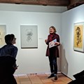 Vermittlerin und Besucher vor Kunstobjekt
