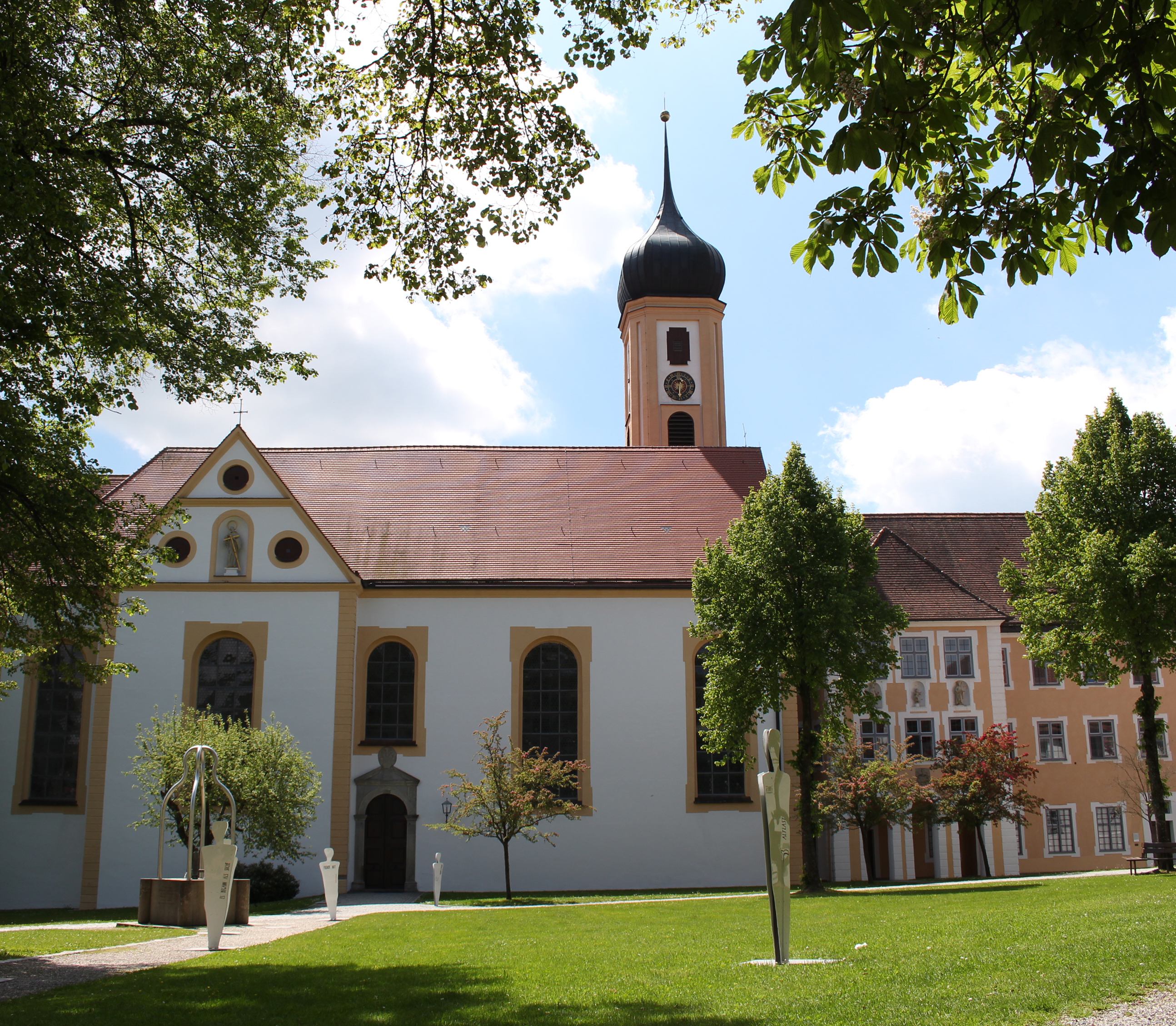 Längsseite der Abteikirche mit Kirchturm