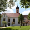 Längsseite der Abteikirche mit Kirchturm
