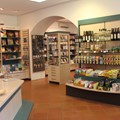 Klosterladen mit Bücherregalen und Spezialitäten