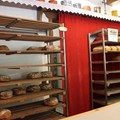 Regale mit Brotlaiben vor rotem Vorhang