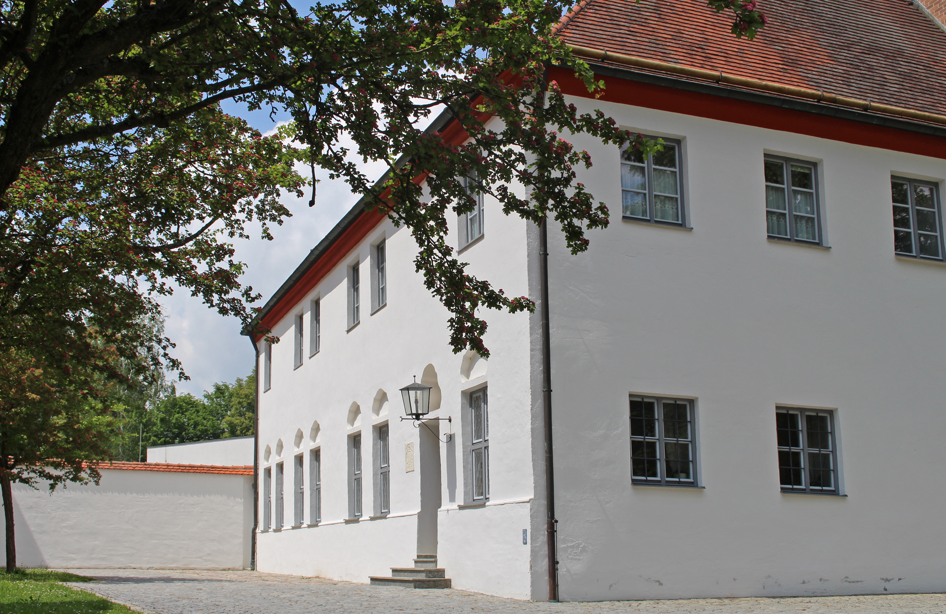 Weiße Fassade des Gästehauses der Abtei