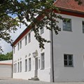 Weiße Fassade des Gästehauses der Abtei