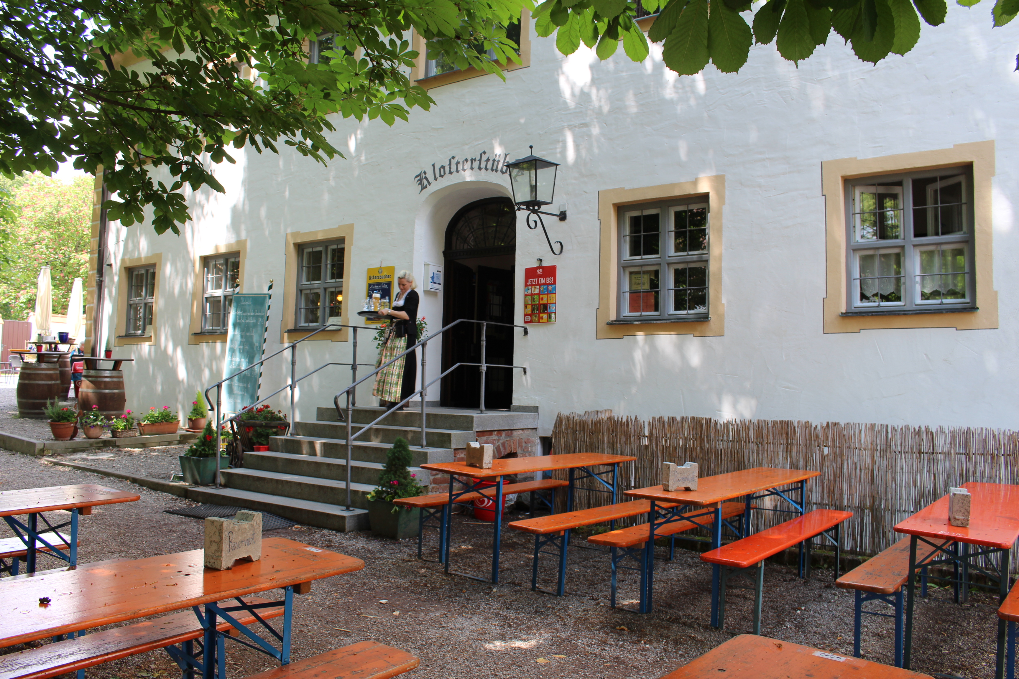 Eingang zum Klosterstüble mit Bierbänken