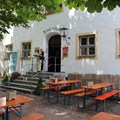 Eingang zum Klosterstüble mit Bierbänken