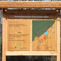 Infotafel aus Holz mit schmalem Holzdach