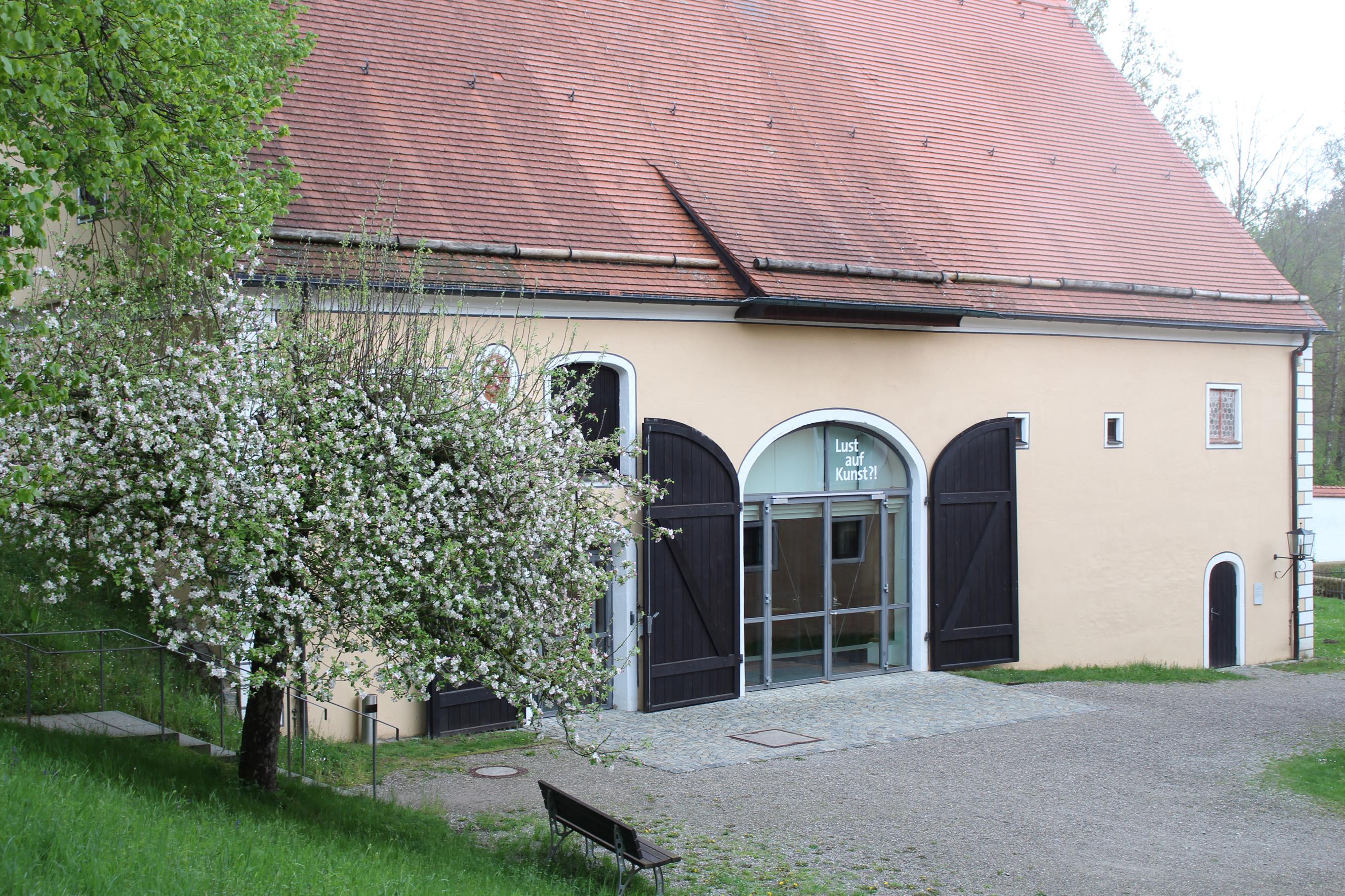 Blühender Apfelbaum vor Eingang