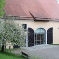 Blühender Apfelbaum vor Eingang Blühender Apfelbaum vor Eingang
