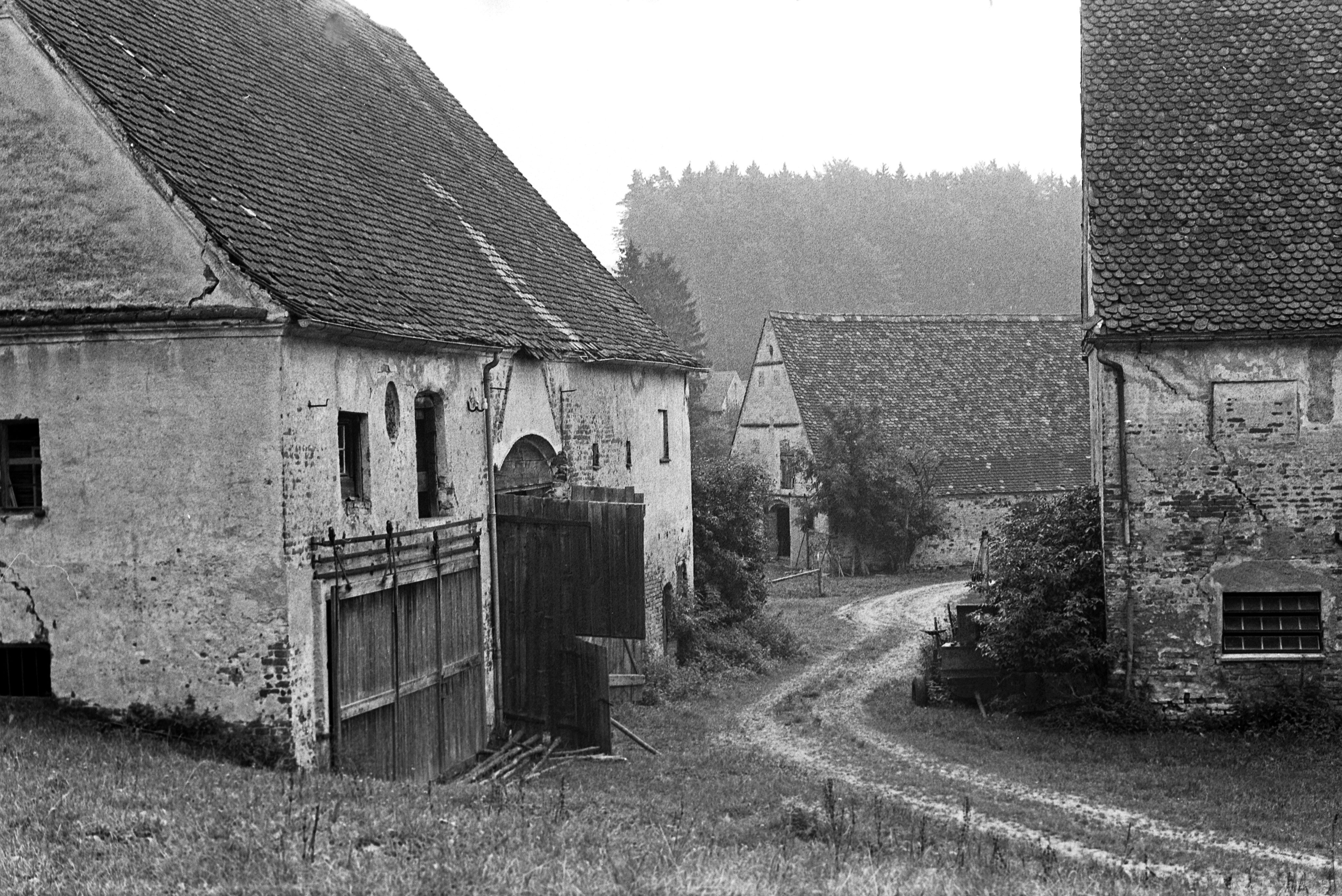 Schwarz-Weiß Foto vom Zustand des Gebäudes, 1975