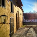 Fassade mit geschlossenen Holztoren von Abendsonne golden gefärbt Fassade mit geschlossenen Holztoren von Abendsonne golden gefärbt