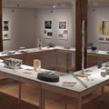 Tisch in der Ausstellung mit Vorstufen eines Kunstwerks