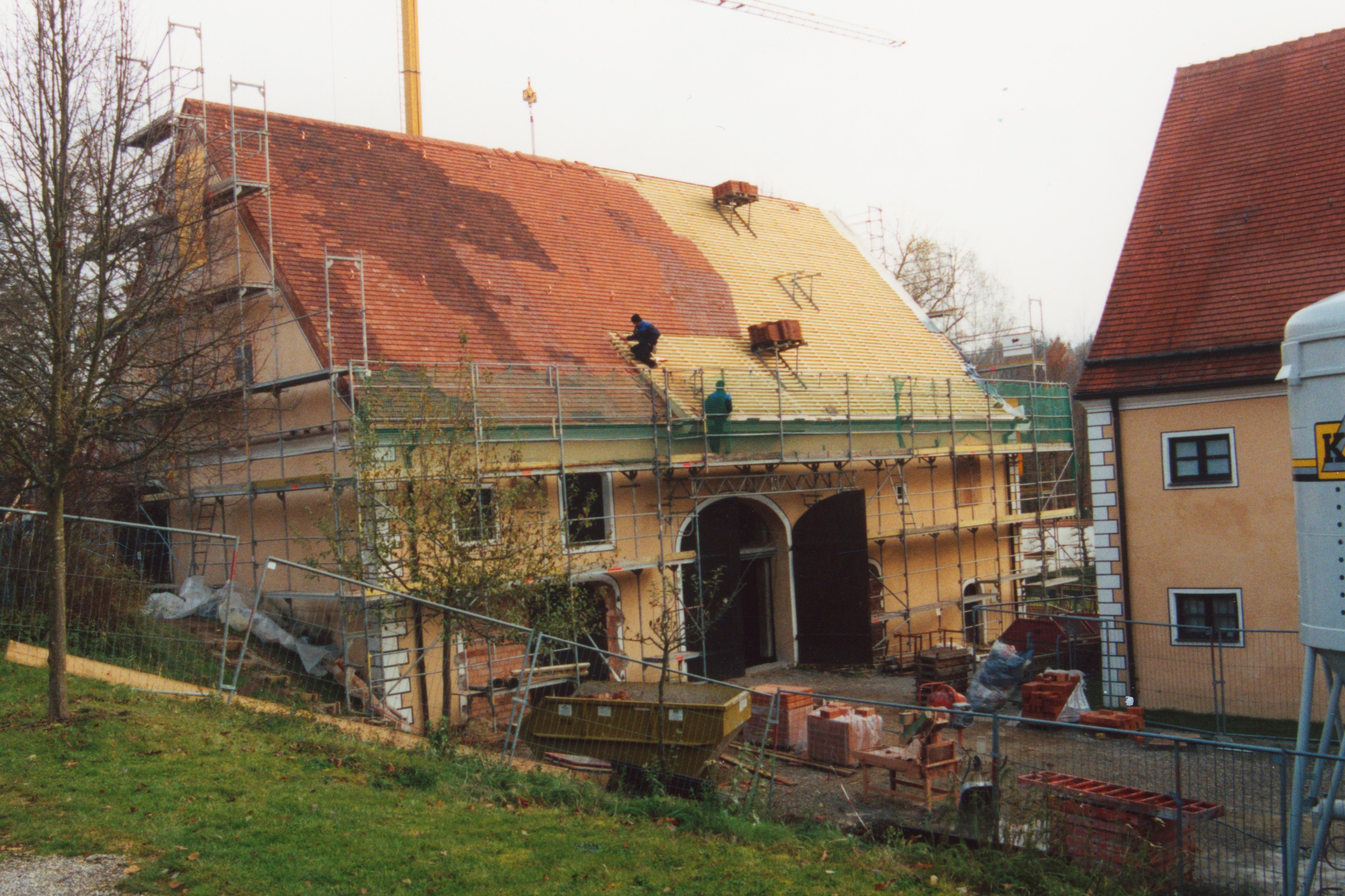 Gebäude mit halb eingedecktem Dach