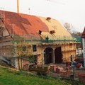 Gebäude mit halb eingedecktem Dach