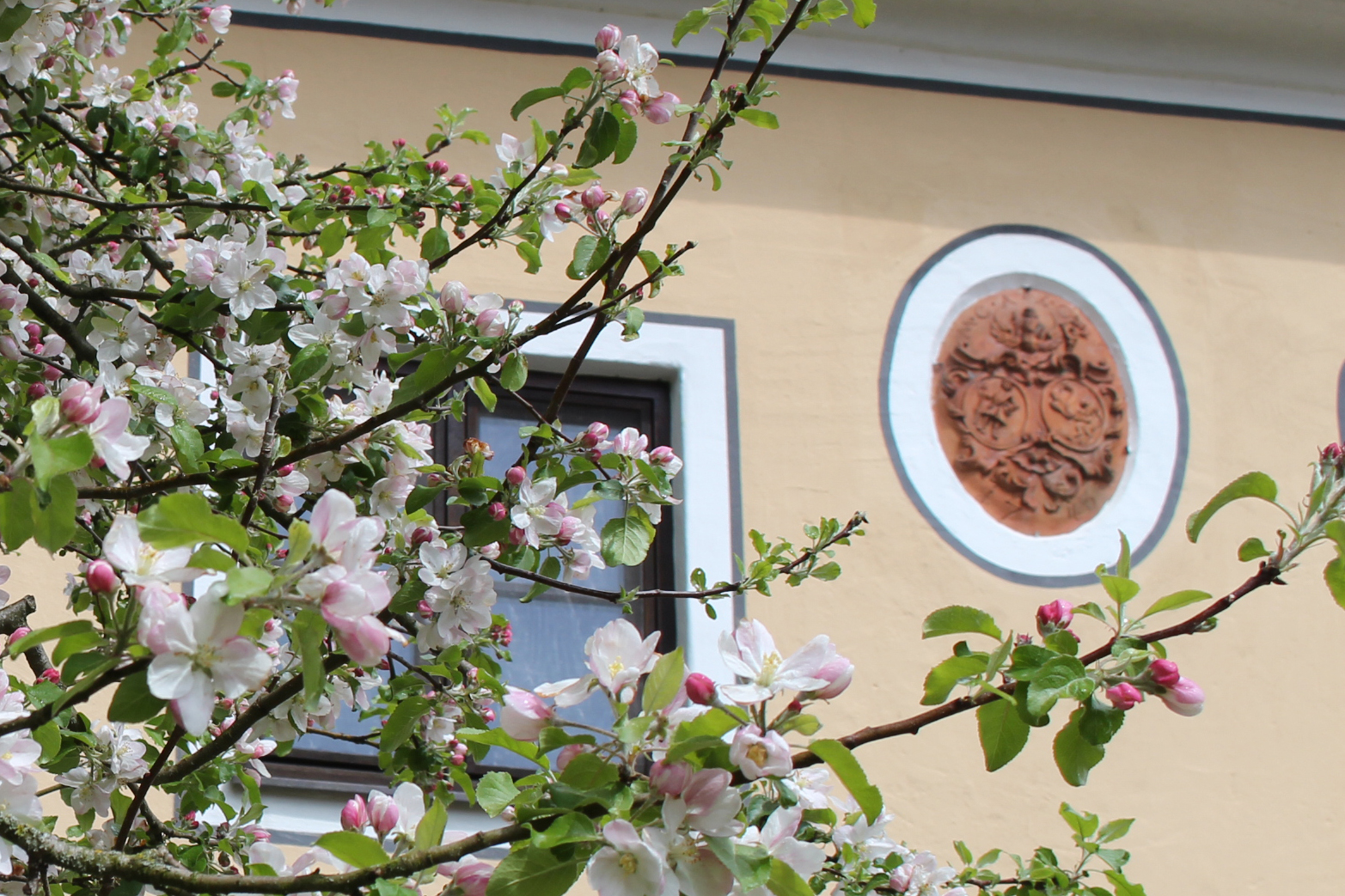 Ovale Tafel an Außenmauer