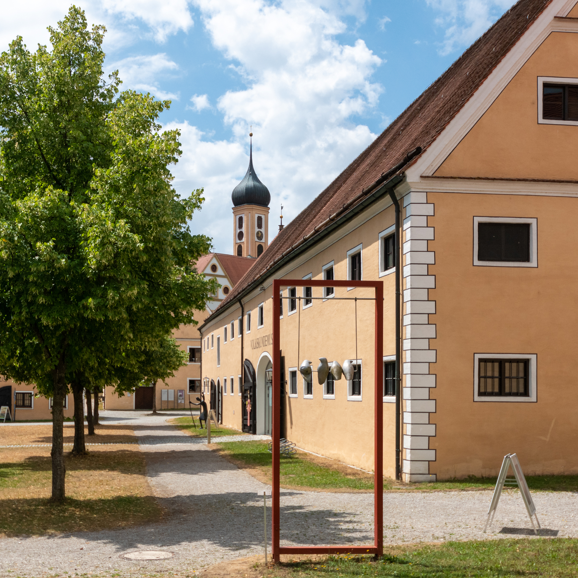 Längsseite des Museums mit Kirchturm im Hintergrund