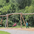 mehrere verschiedene Schaukeln nebeneinander