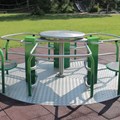 Karussel auf Metallplatte, auch geeignet für Personen im Rollstuhl
