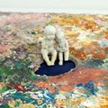 Am Ufer, mixed media, 2023, 4 x 35 x 26 cm - VG Bild-Kunst, Bonn 2025; Foto: Katharina Schellenberger Am Ufer, mixed media, 2023, 4 x 35 x 26 cm - VG Bild-Kunst, Bonn 2025; Foto: Katharina Schellenberger