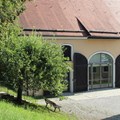 Längsseite des Gebäudes mit Eingang