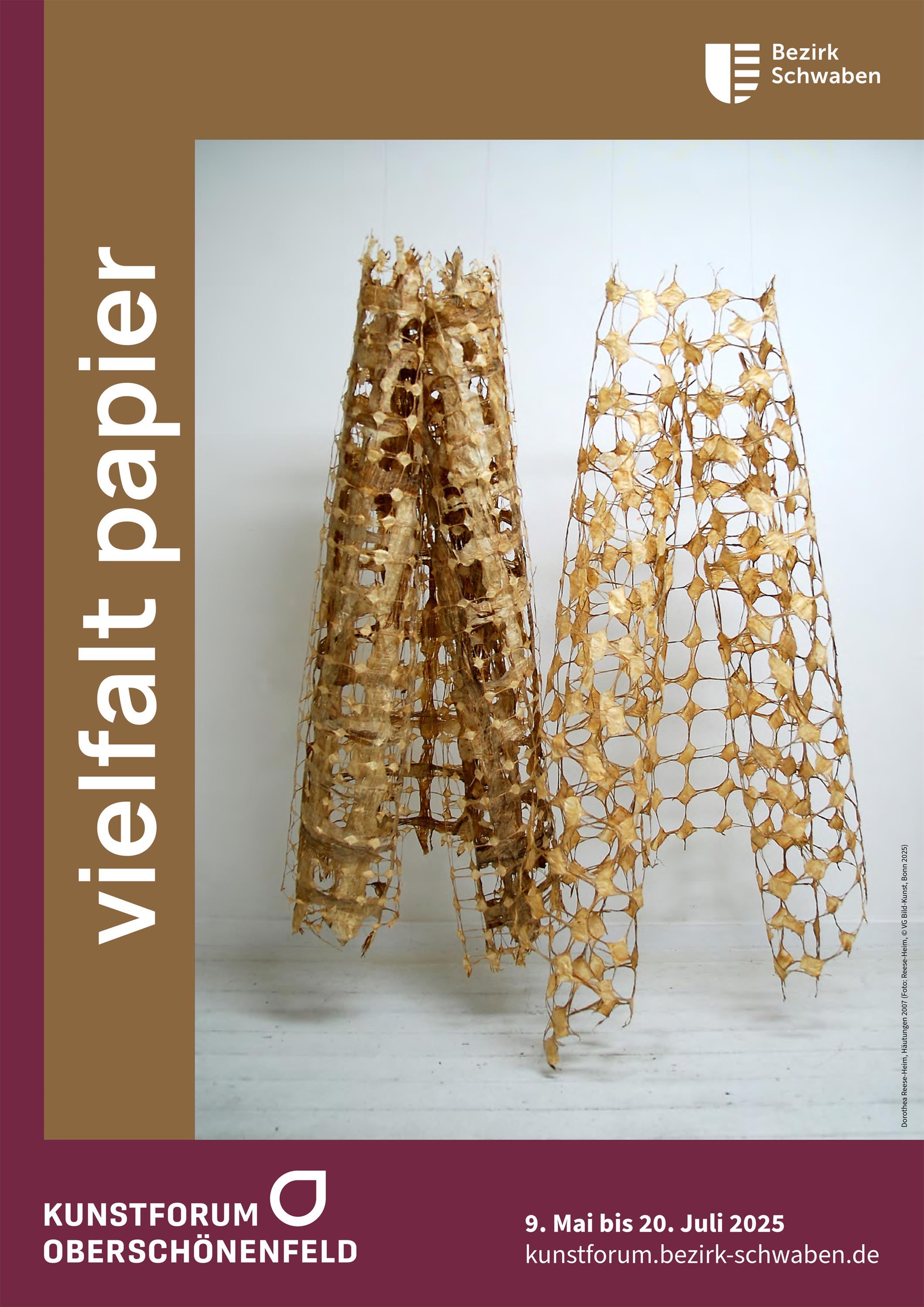 2025 Plakat Vielfalt Papier Ausstellungsplakat - Skulptur in Brauntönen mit braunem und rotem Rand