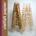 Ausstellungsplakat - Skulptur in Brauntönen mit braunem und rotem Rand