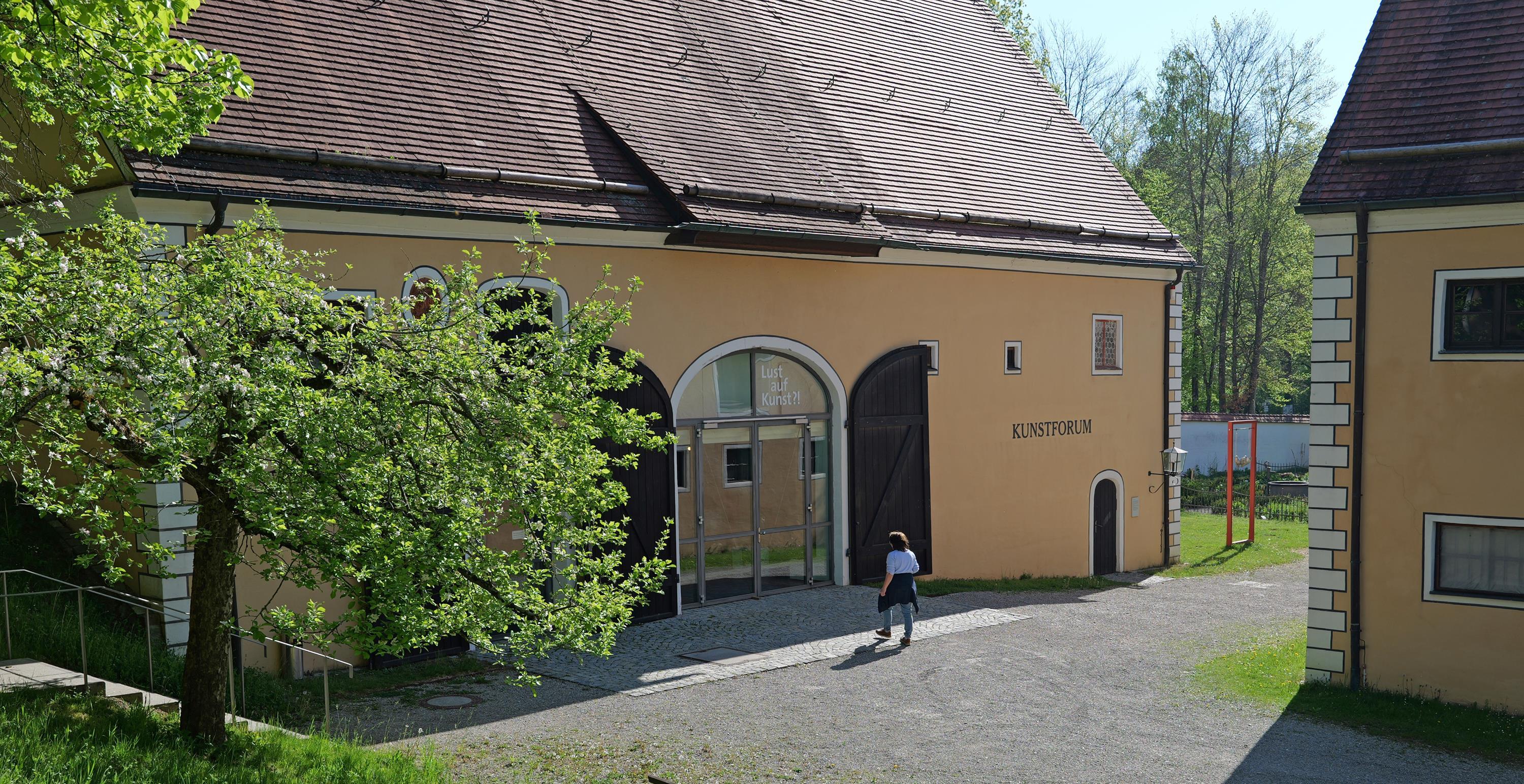 Gebäude mit Haupteingang und Apfelbaum