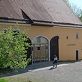 Gebäude mit Haupteingang und Apfelbaum