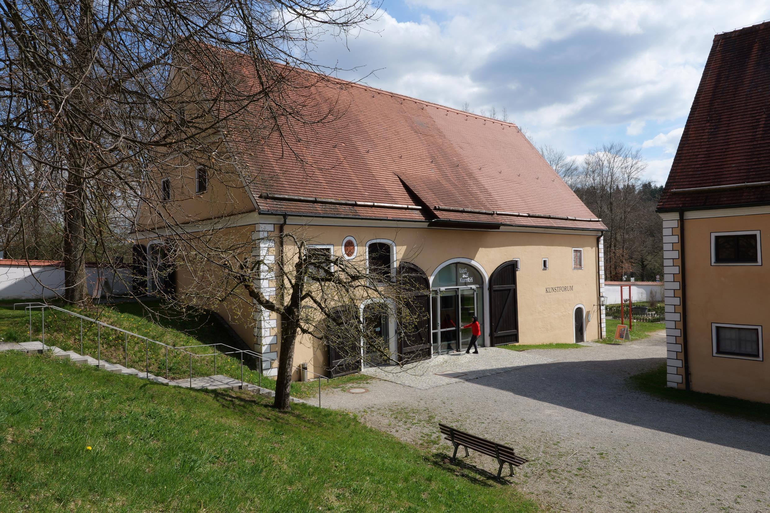 Kunstforum Oberschönenfeld Fassade mit Eingang und großen Holztoren