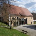 Fassade mit Eingang und großen Holztoren