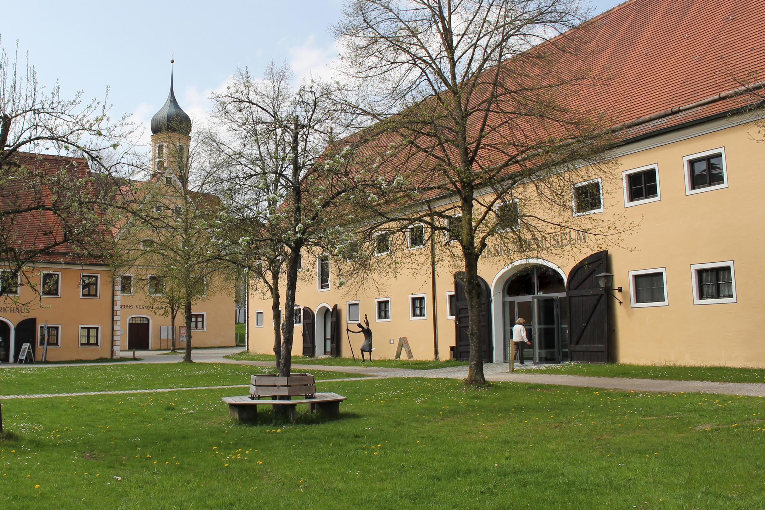 Museum Oberschönenfeld Kirchturm und Museum mit Holztoren