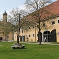 Kirchturm und Museum mit Holztoren