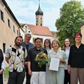 Der Preisträger Jakob Zimmermann (4. v.l.) und Barbara Holzmann, Stellvertreterin des Bezirkstagspräsidenten, (4. v. r.) im Kreise weiterer Gäste. - Foto: Andreas Lode