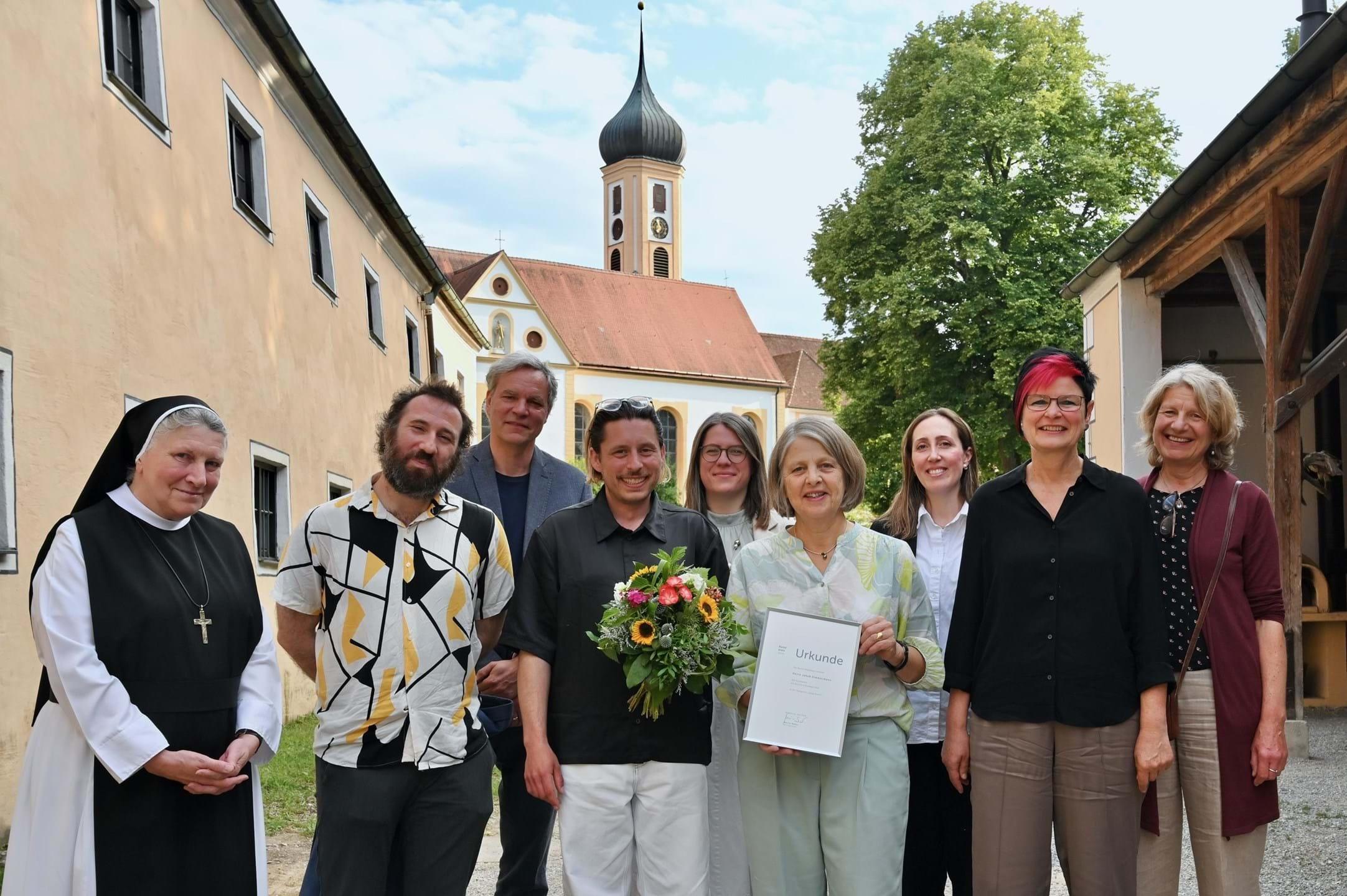 Gruppenfoto mit Kunstpreisträger vor Abteikirche