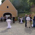 Stehtische mit Gästen vor der Museumsremise