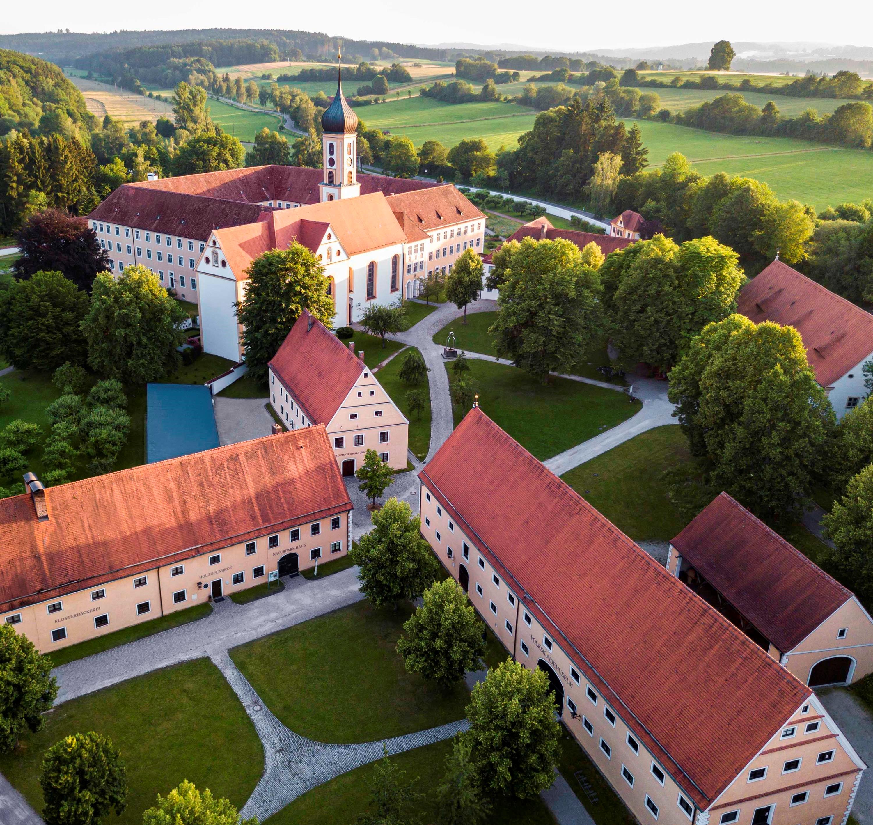 Offene Sonntagsführungen im Museum Oberschönenfeld am 10.08.2025
