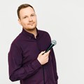 Jakob Schwerdtfeger im lila Hemd, mit Micro