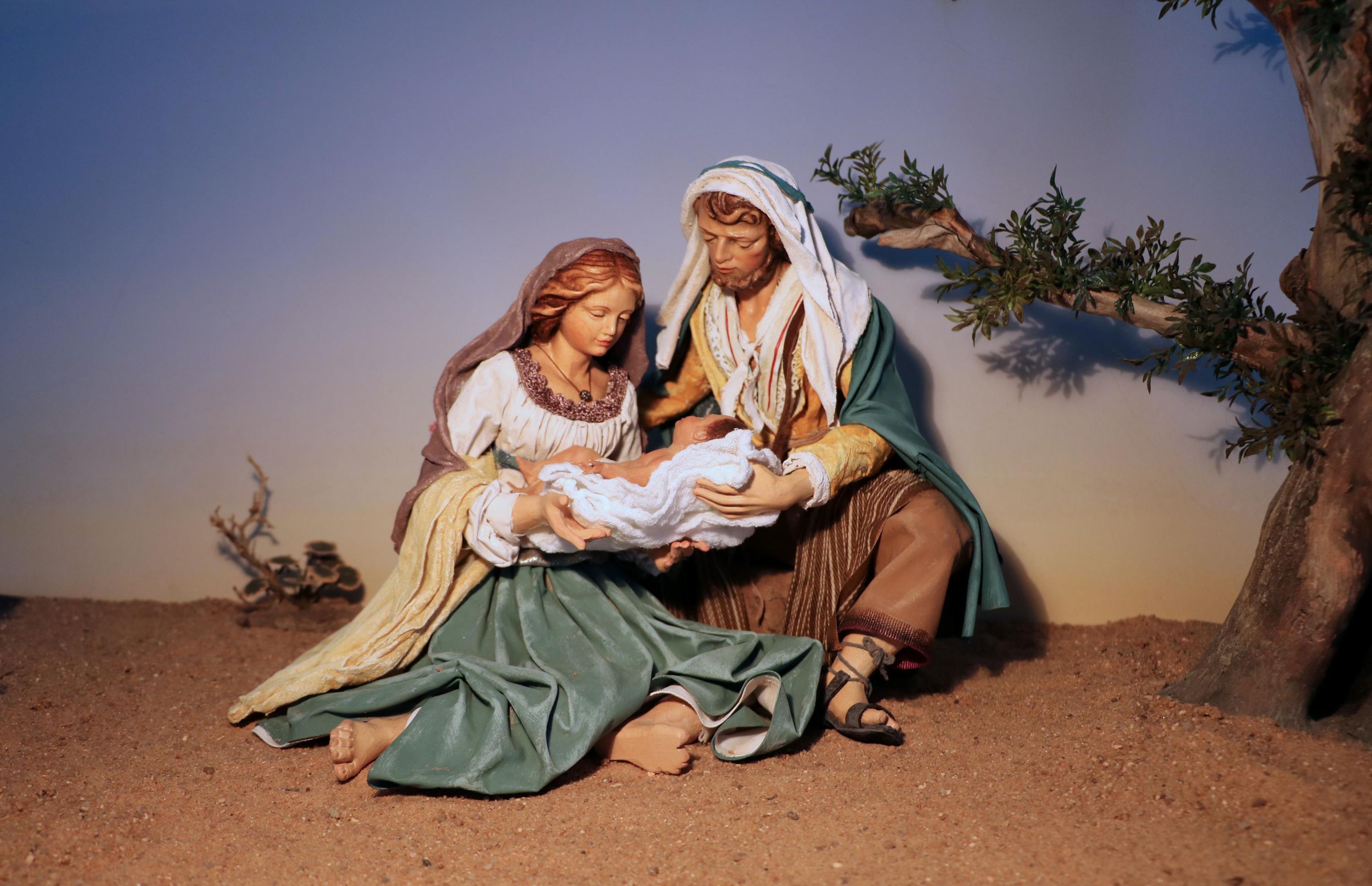 Die Bekleidung von Krippenfiguren stellt eine eigene Kunstform dar. Diese Figuren wurden von Marianne Höß (Krippenfreunde Augsburg und Umgebung e.V.) bekleidet. - Foto: Marianne Höß