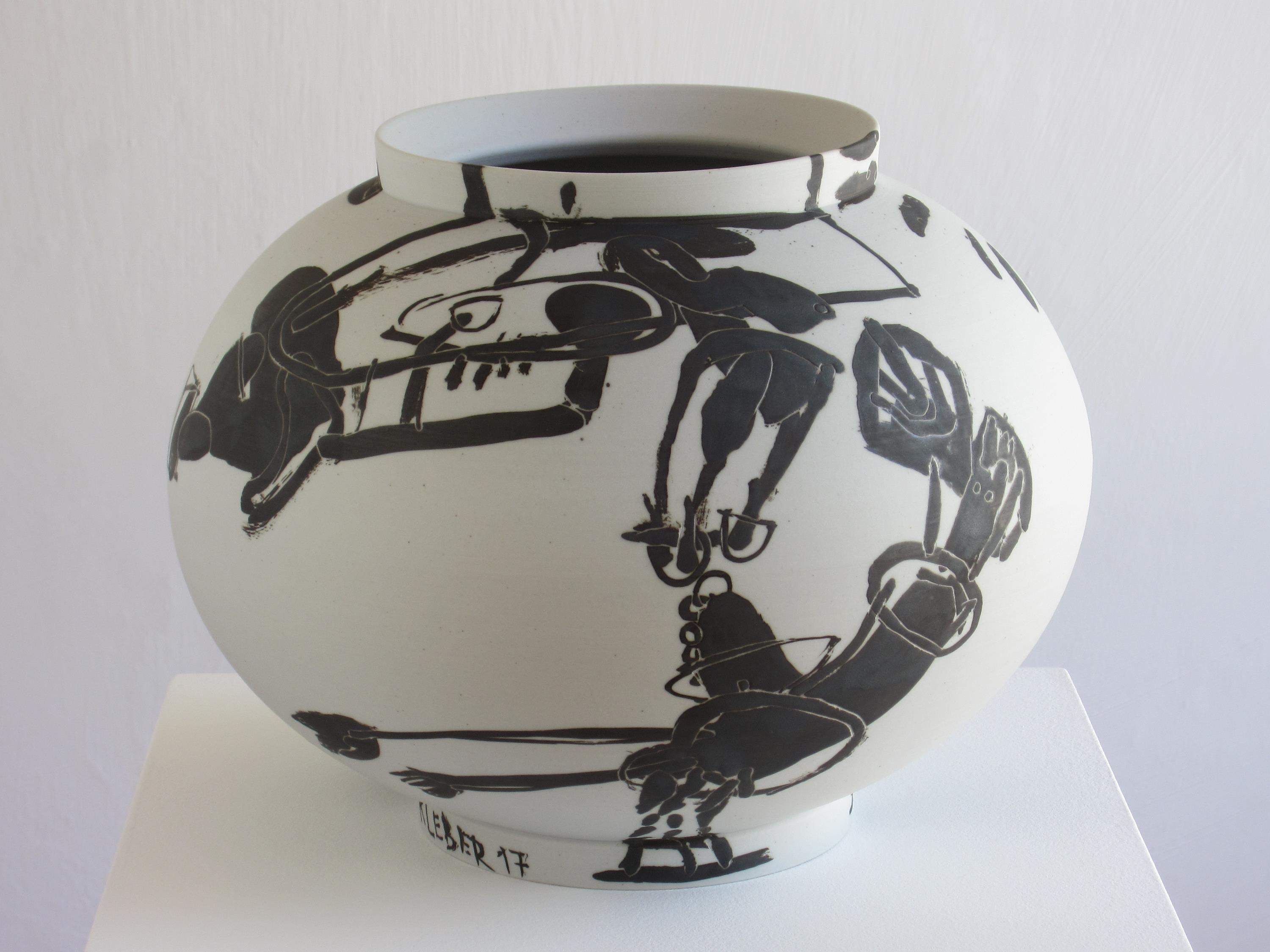 Helles bauchiges Gefäß mit dunkelgrauem Muster