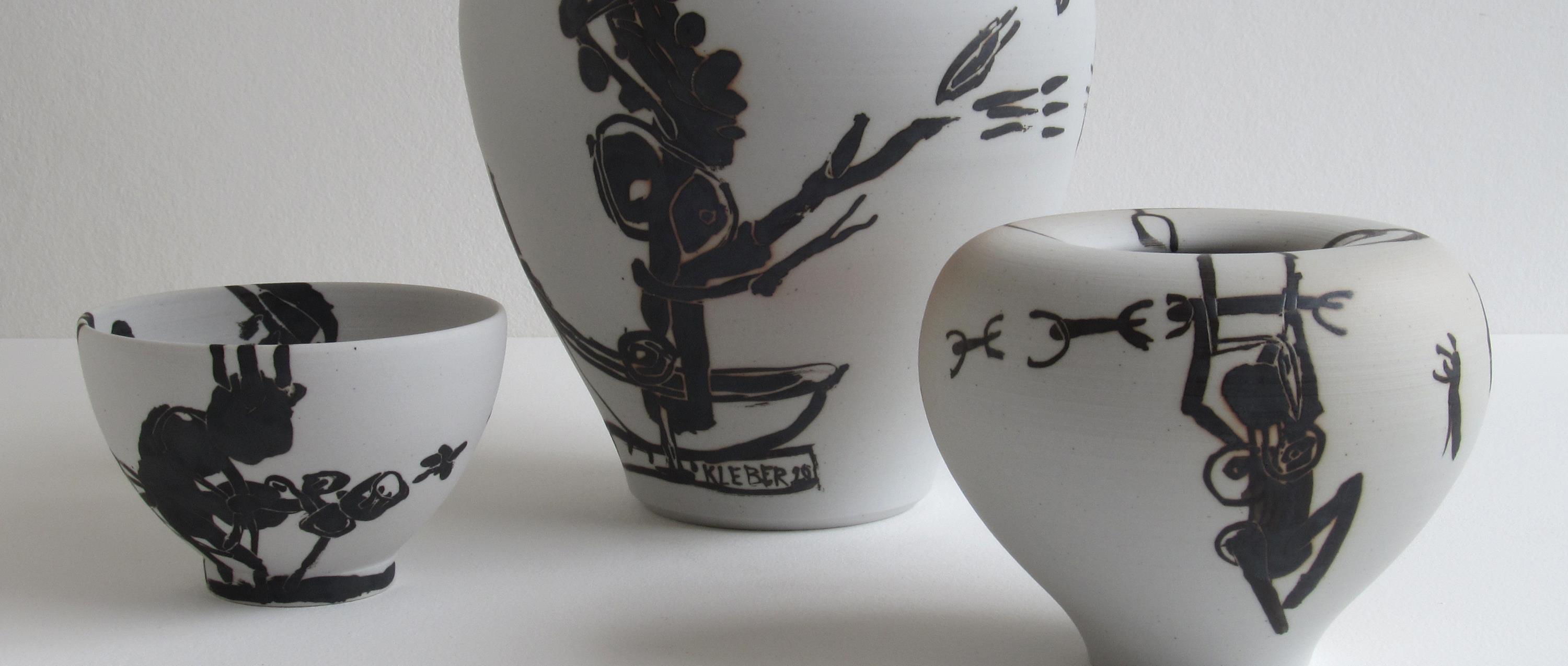 Drei helle Gefäße mit dunkelgrauem Muster