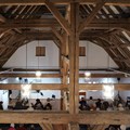 Blick in den historischen Dachstuhl auf Besucher im Obergeschoss