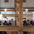 Obergeschoss des Kunstforums mit Besuchern und Dachstuhl